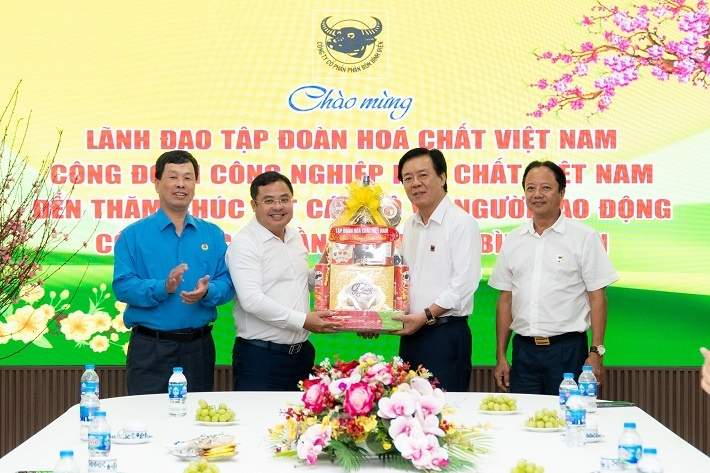 Tổng giám đốc Tập đoàn Hóa chất Việt Nam chúc Tết các đơn vị thành viên