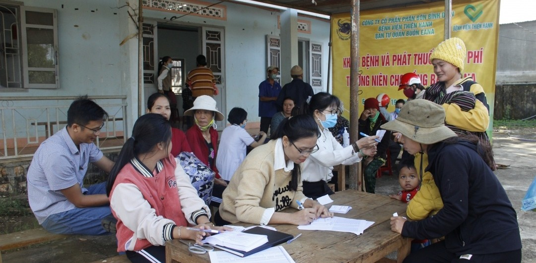Khám bệnh, cấp thuốc miễn phí cho người dân buôn Ea Na