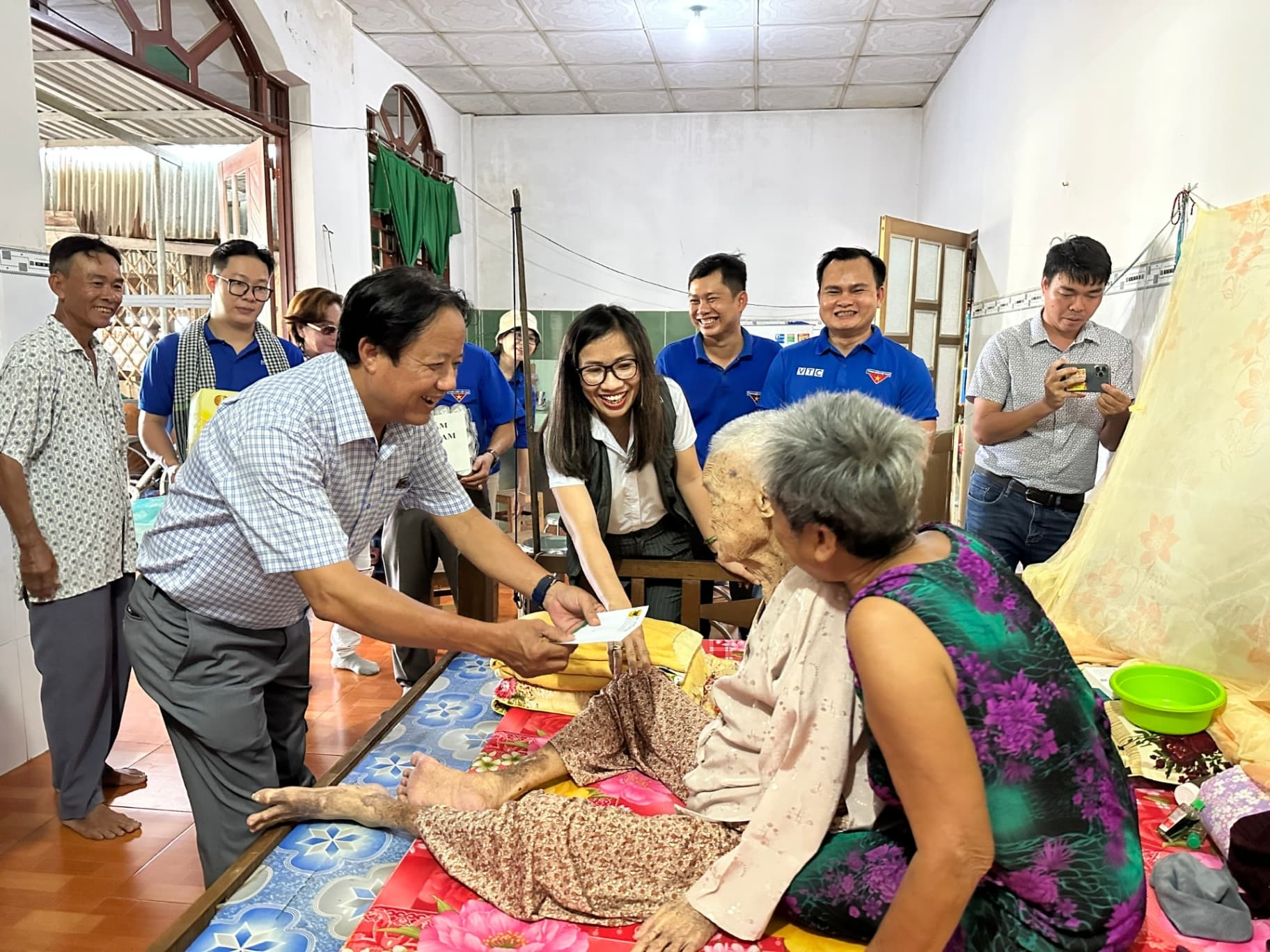 Đoàn công tác Bình Điền và VTC thăm và tặng quà cho mẹ VNAH huyện Tân Thạnh tỉnh Long An nhân ngày 27/7/2023