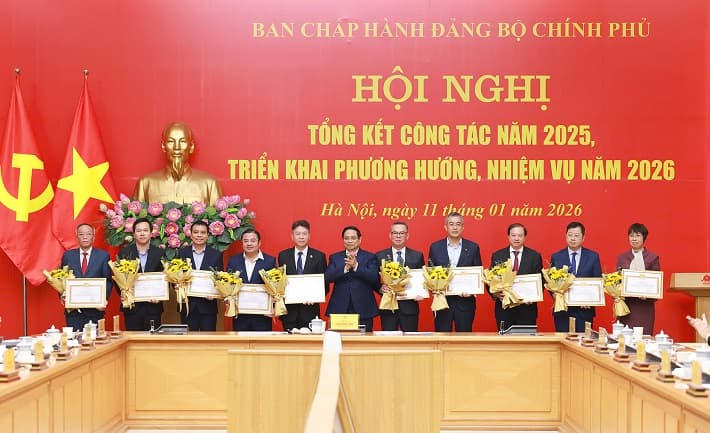 Chủ tịch HĐTV Tập đoàn Hóa chất Việt Nam Phùng Quang Hiệp nhận Bằng khen của Đảng ủy Chính phủ