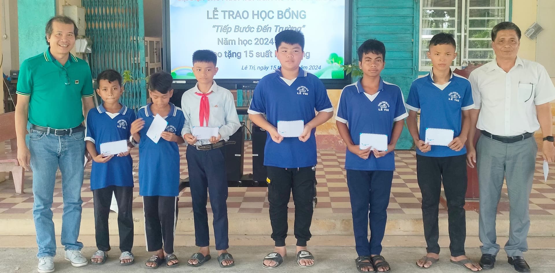 Trao học bổng cho học sinh có hoàn cảnh đặc biệt, hoàn cảnh khó khăn
