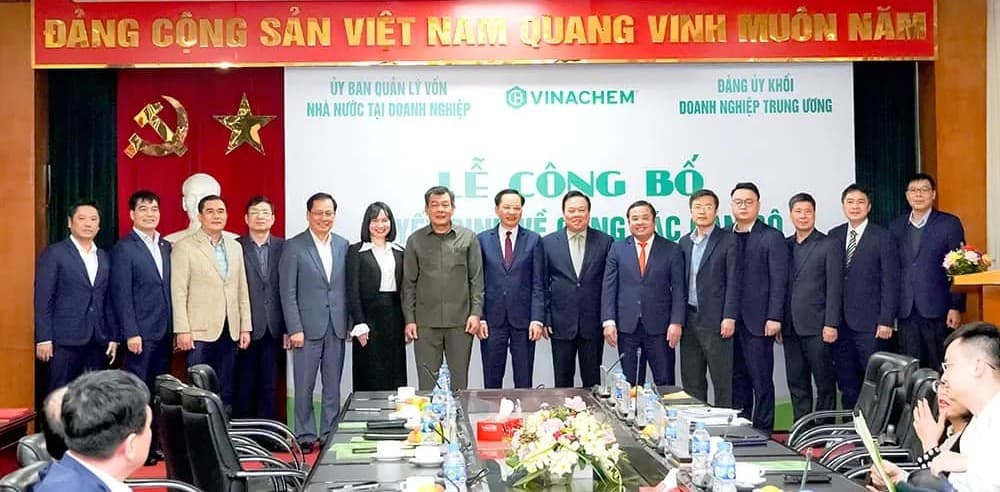 VINACHEM: LỄ CÔNG BỐ QUYẾT ĐỊNH VỀ CÔNG TÁC NHÂN SỰ
